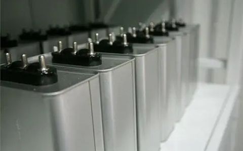 哪些因素影響電力電容器的容量？